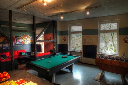 Der Billiardtisch des Juz Dudweiler steht prominent im Zentrum des Wohnzimmers
