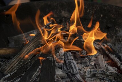 Ein gemeinsames Lagerfeuer zum grillen und entspannen im Juz Altenkessel