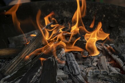 Ein gemeinsames Lagerfeuer zum grillen und entspannen im Juz Altenkessel