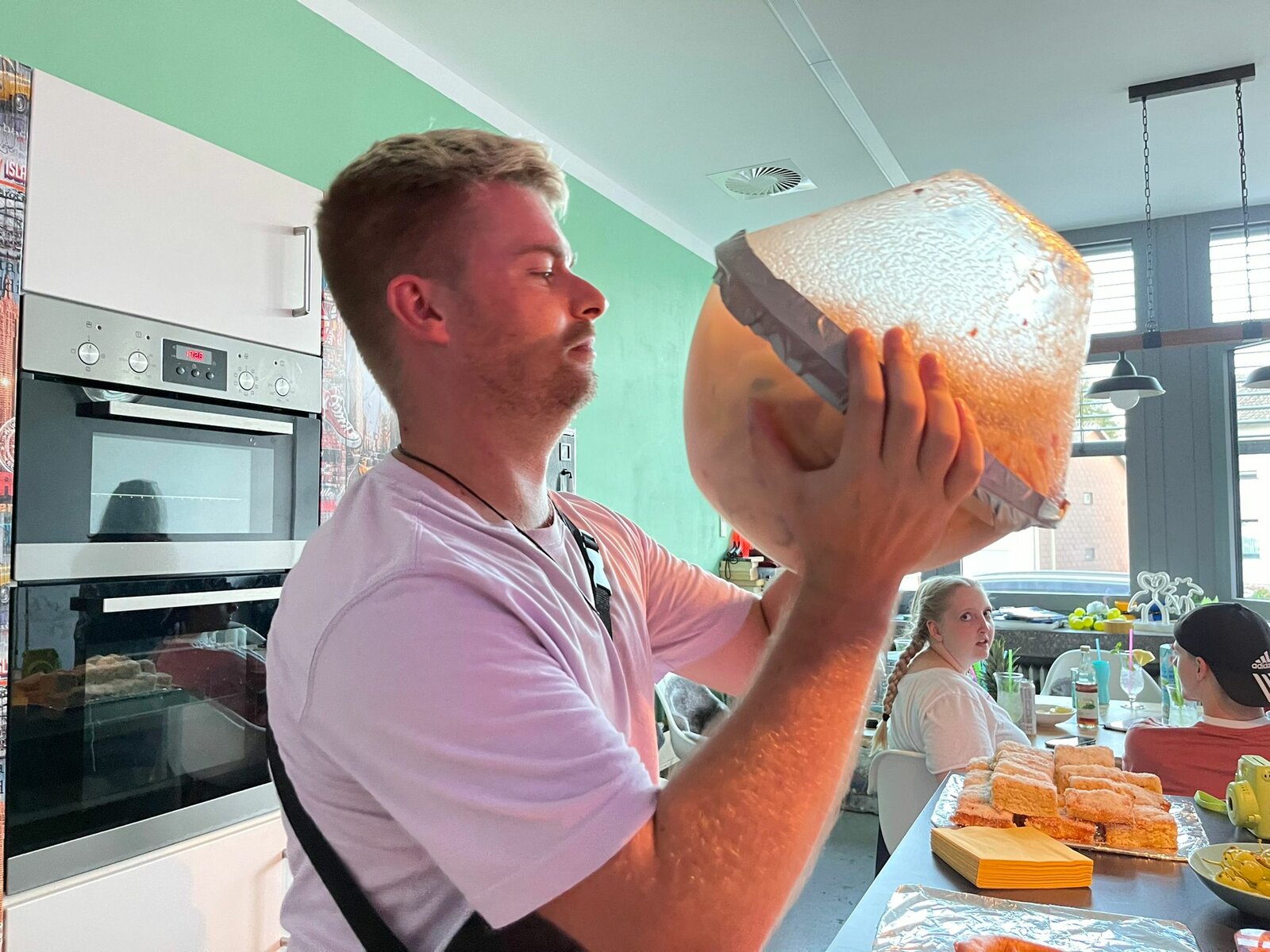 Da staunen die Jugendlichen, was macht David da???