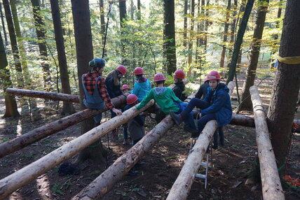 Jugendliche beim Bau des Baumhauses