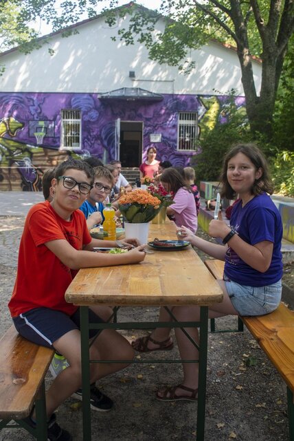 Leckeres Essen bei der Abschlussparty der 4. Klassen