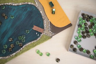 Algen_im_Teich_machgru__n_Parcours