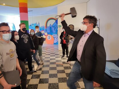 Regionalverbandsdirektor Peter Gillo mit Jugendlichen im Jugendzentrum Püttlingen Regionalverbandsdirektor Peter Gillo mit Jugendlichen im Jugendzentrum Püttlingen