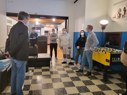 Regionalverbandsdirektor Peter Gillo mit Jugendlichen im Jugendzentrum Püttlingen Regionalverbandsdirektor Peter Gillo mit Jugendlichen im Jugendzentrum Püttlingen