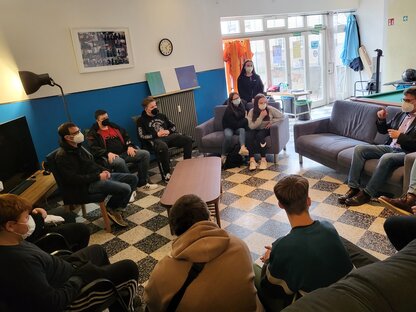 Regionalverbandsdirektor Peter Gillo mit Jugendlichen im Jugendzentrum Püttlingen Regionalverbandsdirektor Peter Gillo mit Jugendlichen im Jugendzentrum Püttlingen
