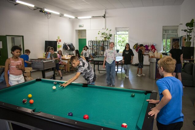 Die 4. Klässlerinnen und Klässler der Grundschule entdecken Billiard für sich.