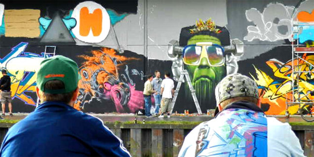 Jungs bestaunen die bemalte Mauer