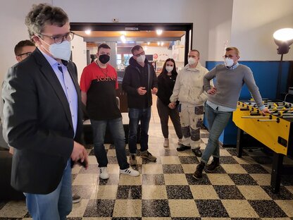 Regionalverbandsdirektor Peter Gillo mit Jugendlichen im Jugendzentrum Püttlingen Regionalverbandsdirektor Peter Gillo mit Jugendlichen im Jugendzentrum Püttlingen