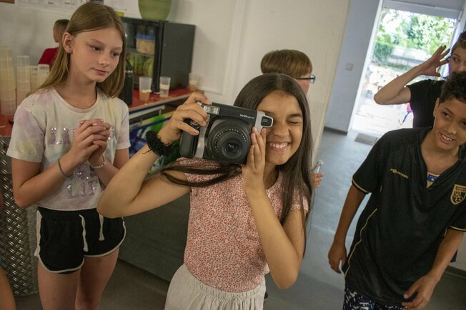 Mädchen der 4. Klasse schießen Bilder im Juz Altenkessel.