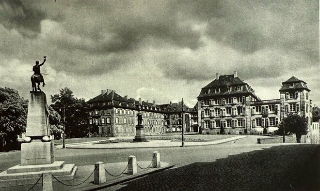 Das Saarbrücker Schloss auf einer alten Postkarte noch mit Bismarck- und Ulanendenkmal.