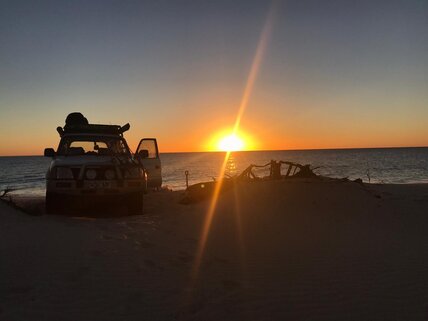 Campen unter der untergehenden Sonne in Australien