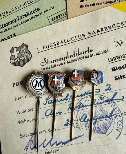 Alte FCS- Stammplatzkarten und Anstecknadeln sorgten für Nostalgie-Momente