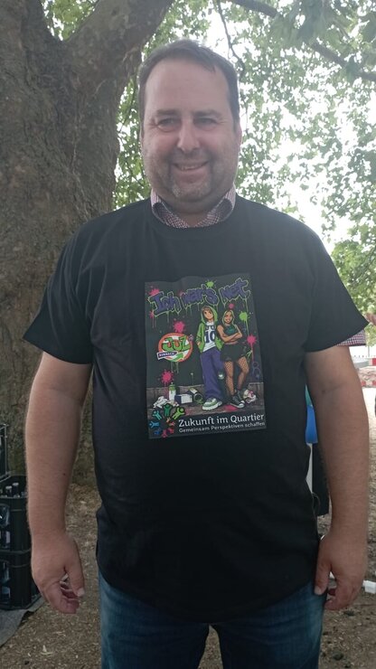 Magnus Jung mit T-Shirt der Aktion vom Juz Burbach Magnus Jung mit T-Shirt der Aktion vom Juz Burbach