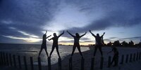 Junge Menschen am Strand