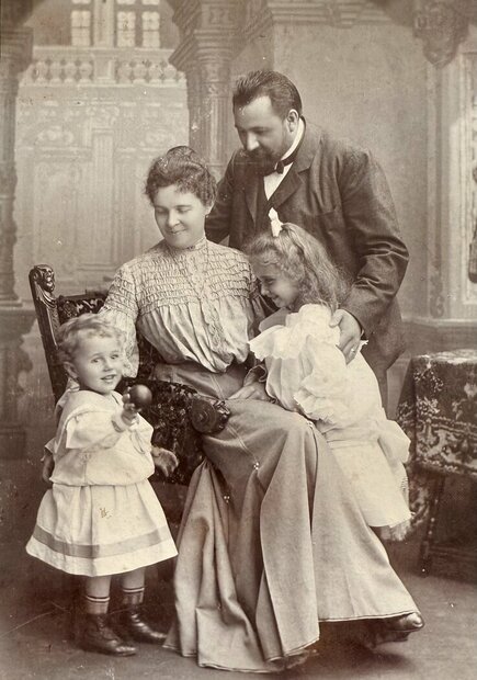 Alle abgebildeten Fotos sind Eigentum des Privatarchivs M. Regnery Alle abgebildeten Fotos sind Eigentum des Privatarchivs M. Regnery