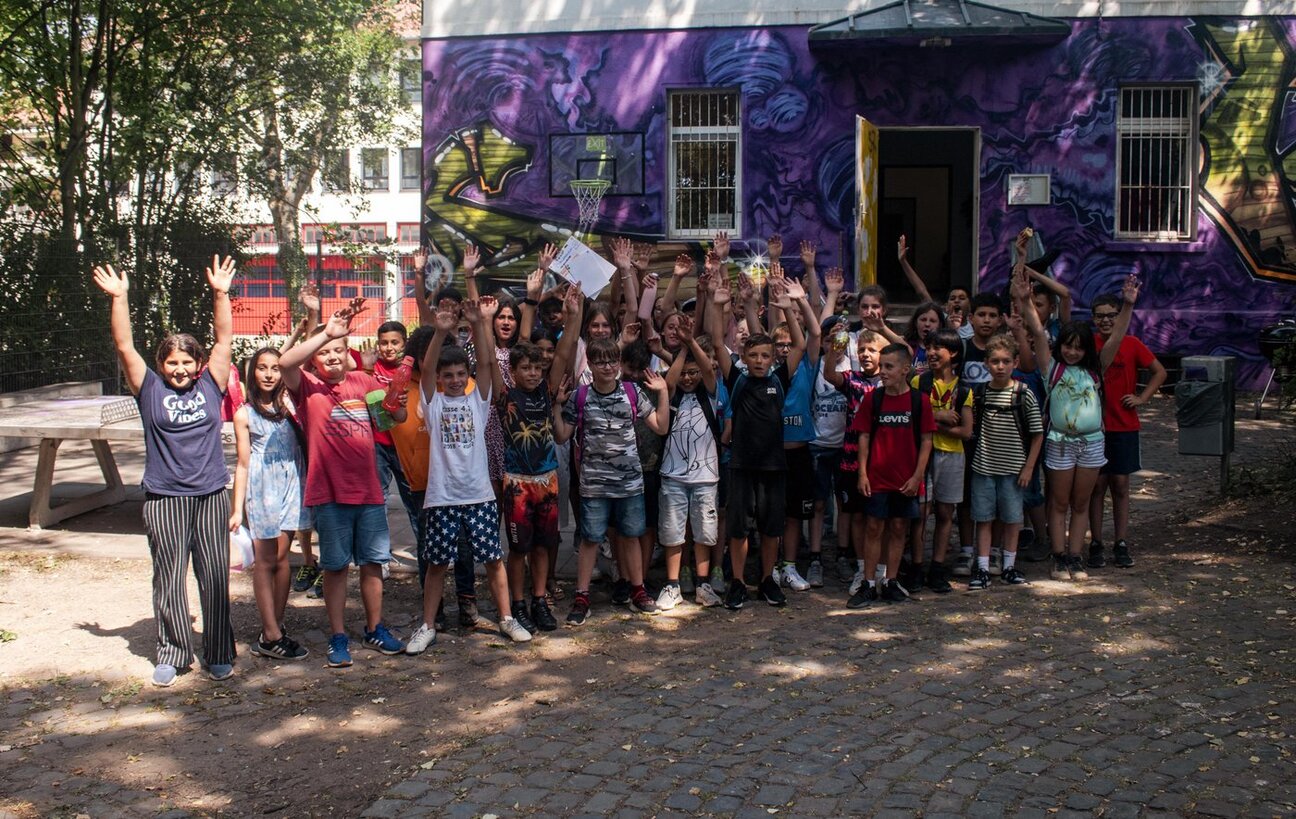 Gruppenbild der Abschlussparty der 4. Klassen im Juz Altenkessel